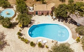 dependance in villa con piscina